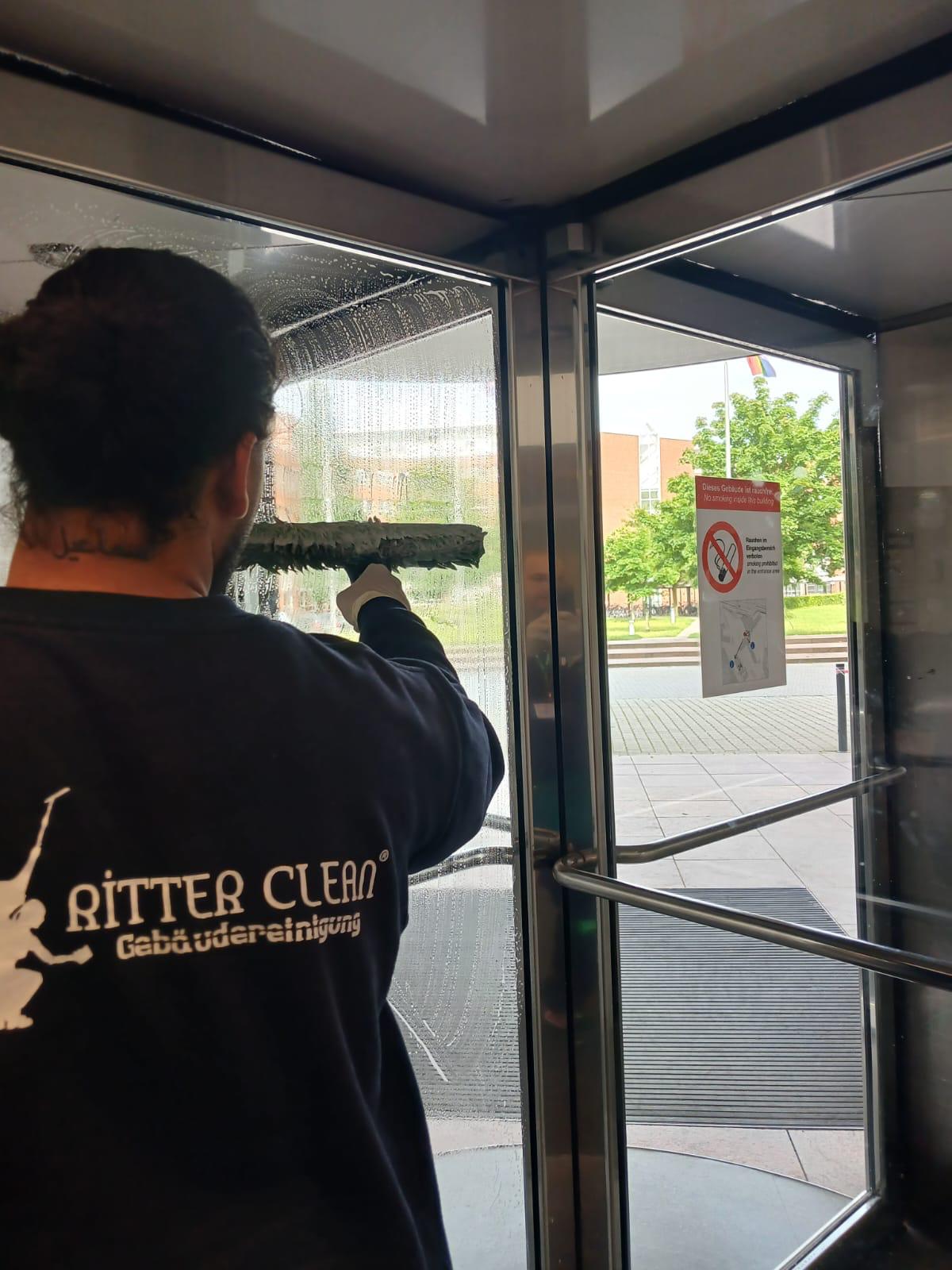 Ritter CLEAN Glasreinigung mit klarem Wasser